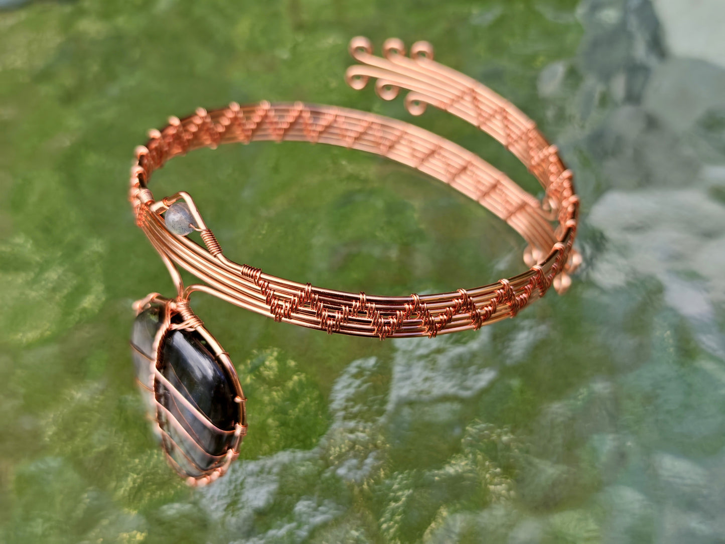 Leaf arm ring with a labradorite gemstone