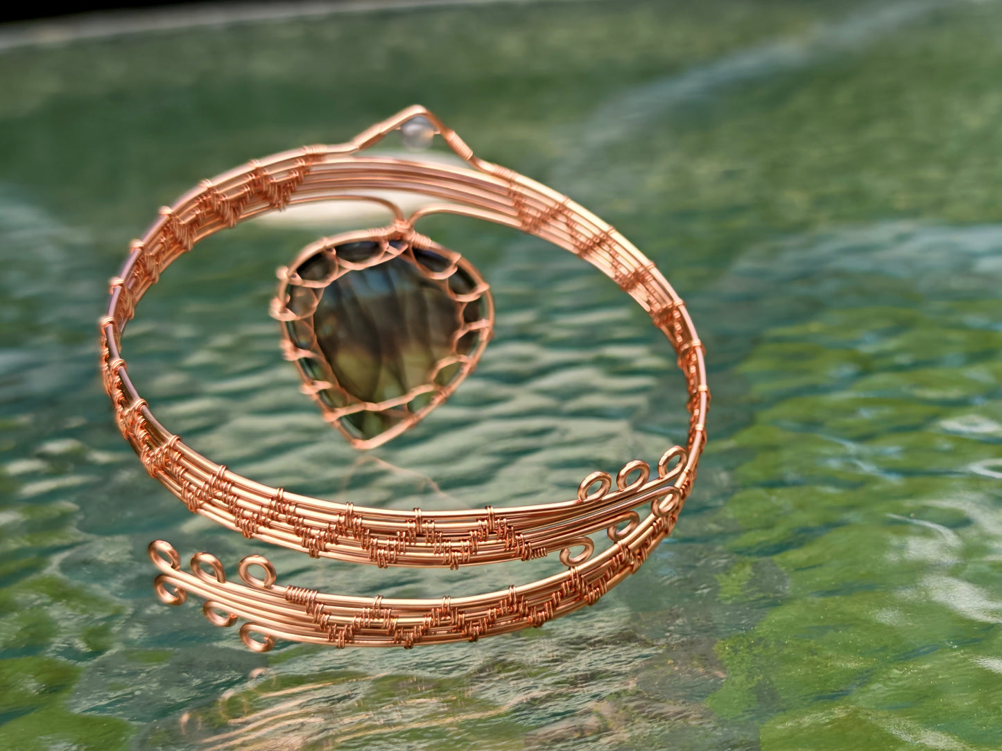 Leaf arm ring with a labradorite gemstone