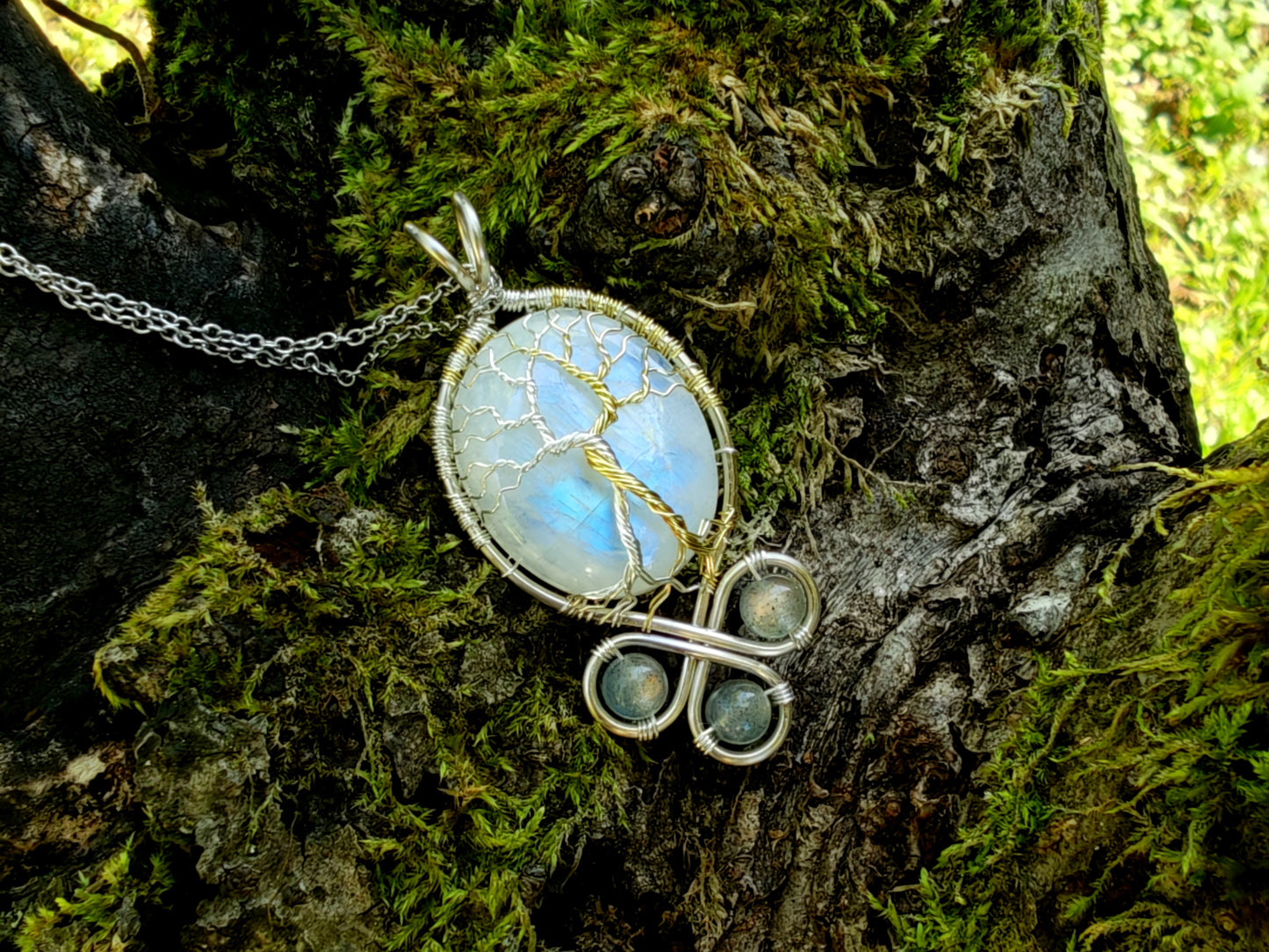Fantasy inspired pendant: The Two Trees