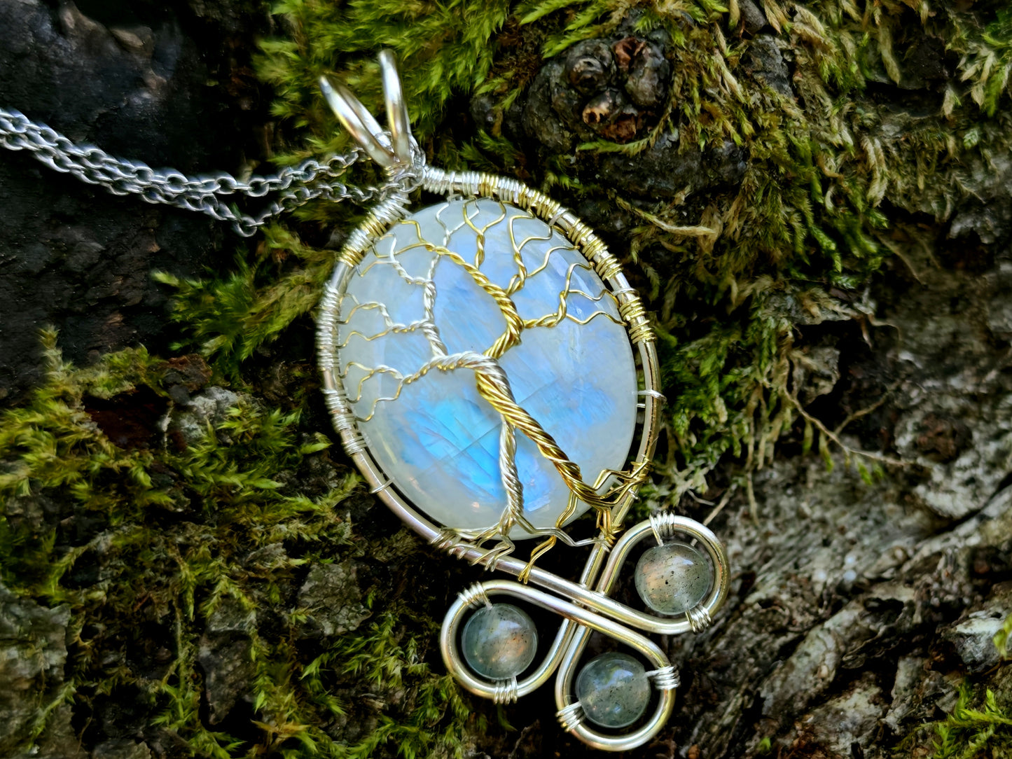 Fantasy inspired pendant: The Two Trees