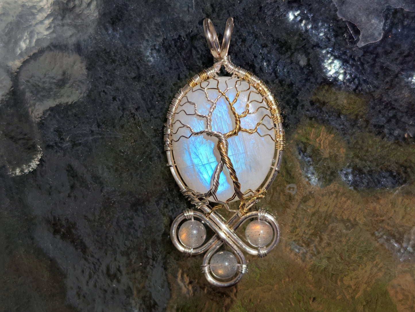 Fantasy inspired pendant: The Two Trees
