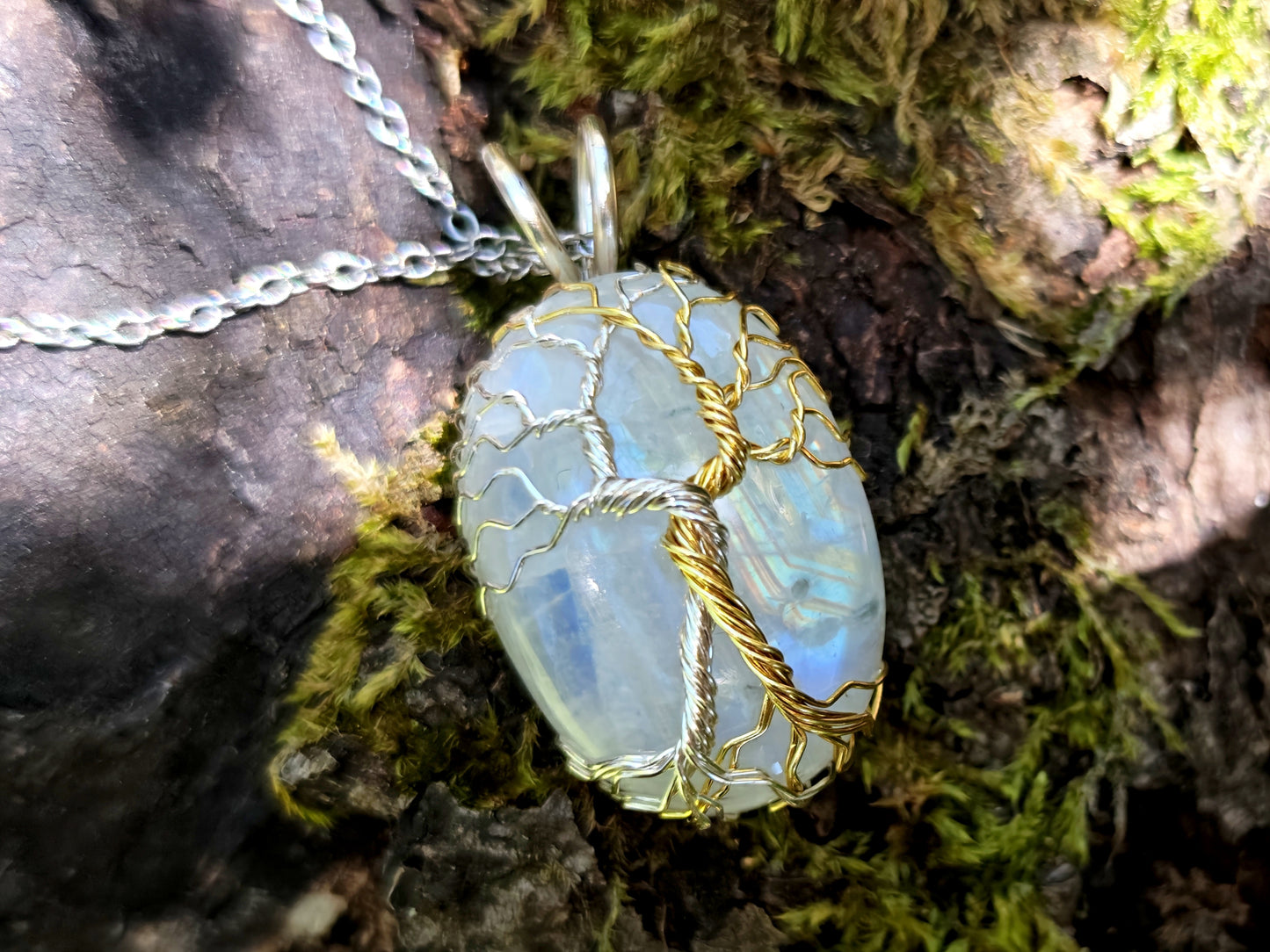 Fantasy inspired pendant: The Two Trees