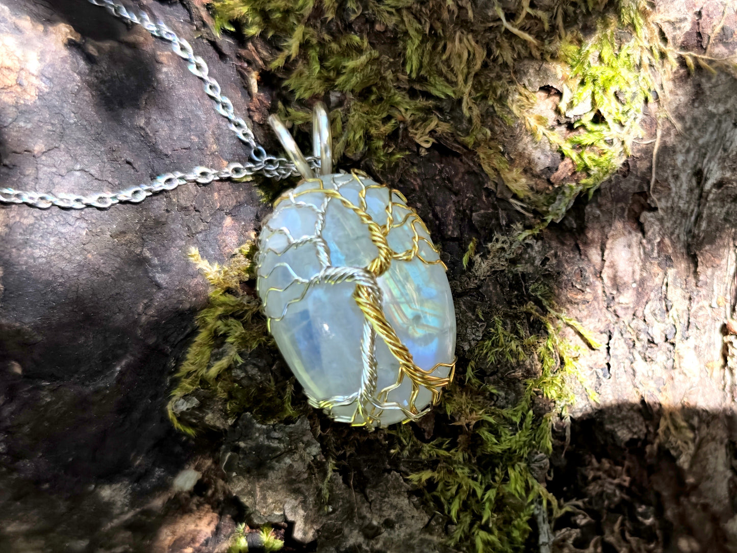 Fantasy inspired pendant: The Two Trees