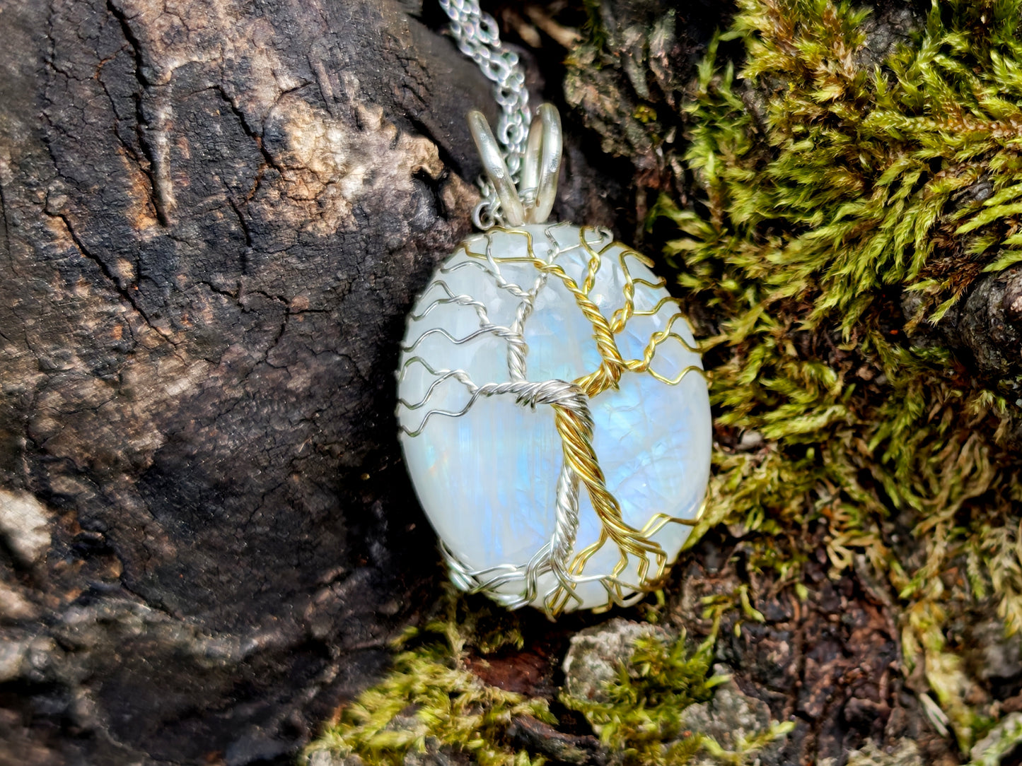 Fantasy inspired pendant: The Two Trees
