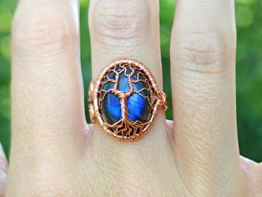 Tree ring with a labradorite gemstone