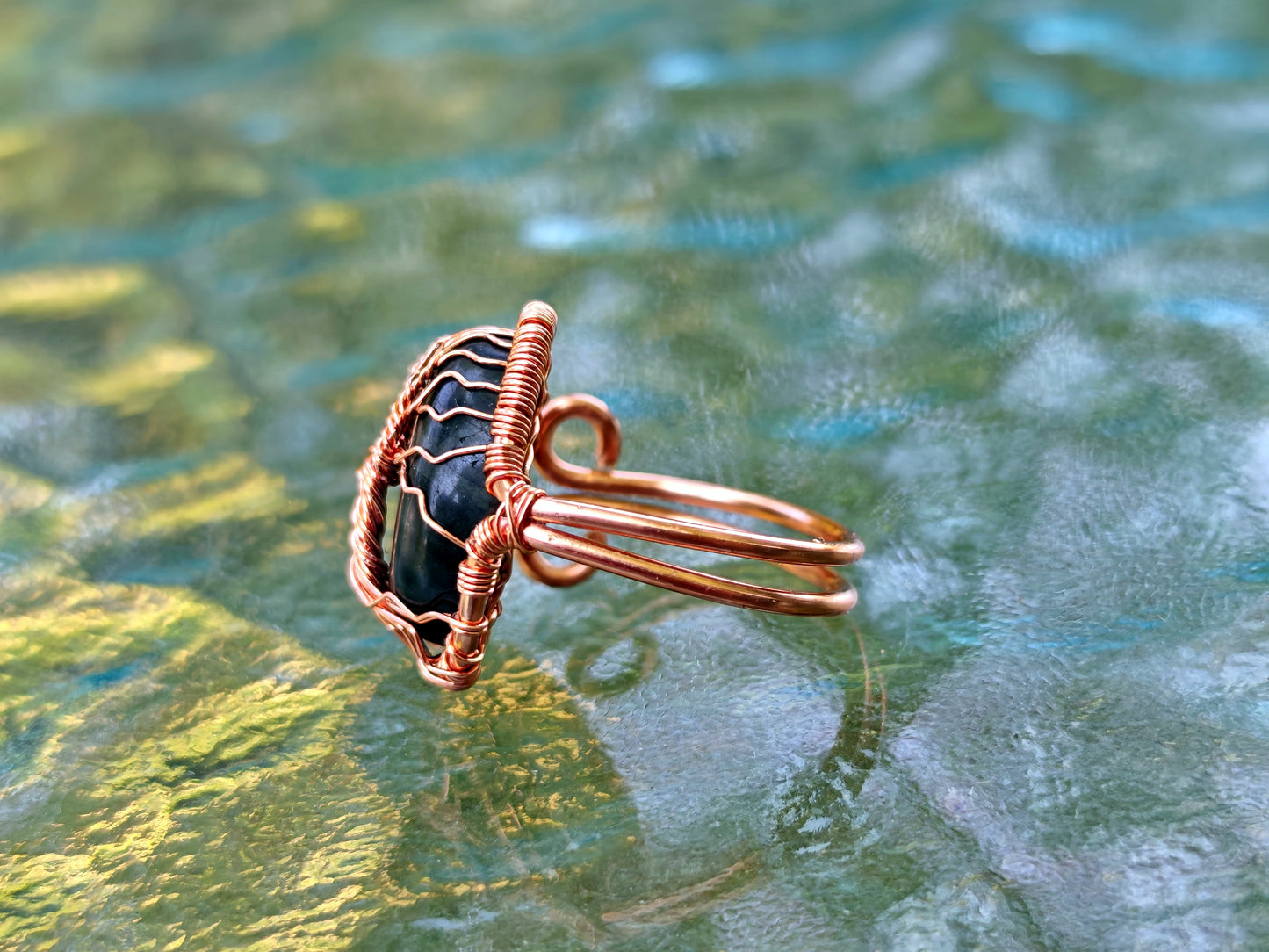 Tree ring with a labradorite gemstone