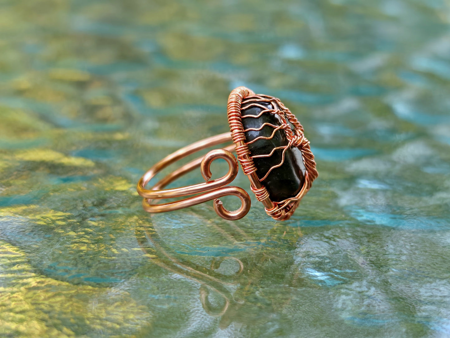 Tree ring with a labradorite gemstone