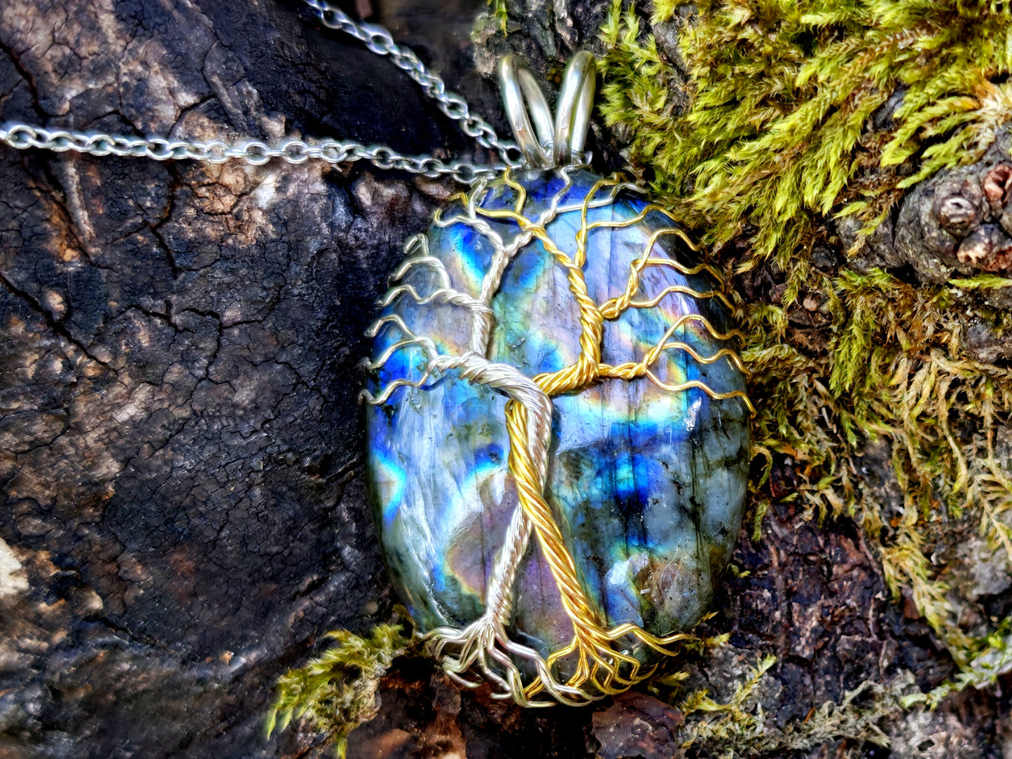 Fantasy inspired pendant: The Two Trees