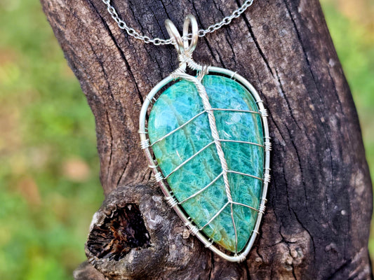 Leaf pendant with an amazonite gemstone
