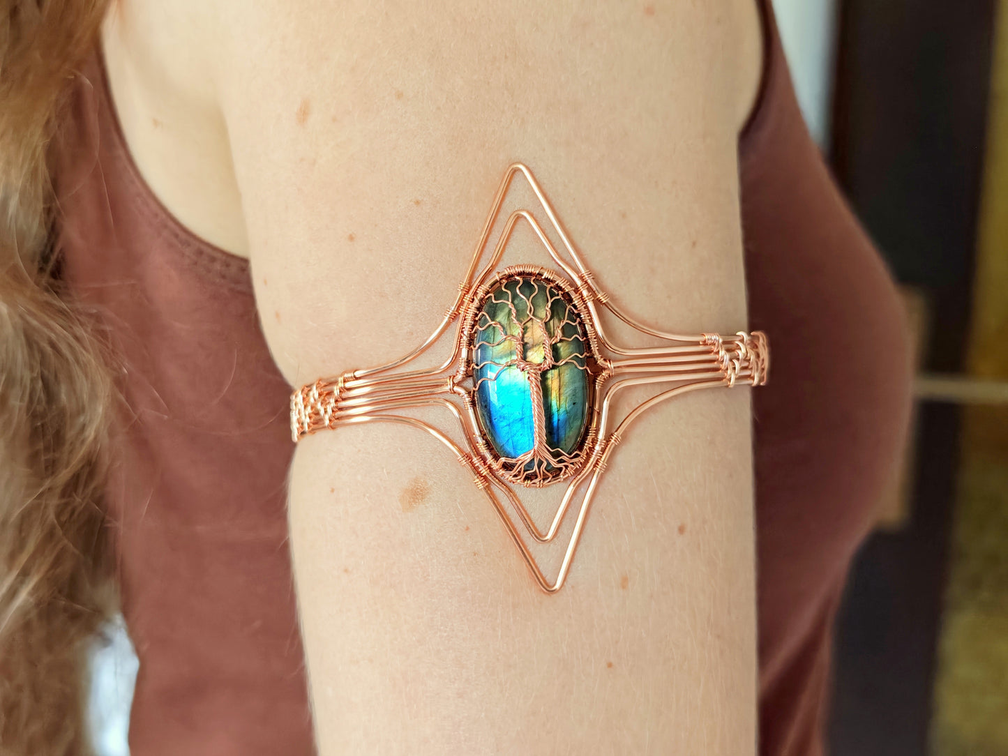 Tree arm ring with a labradorite gemstone