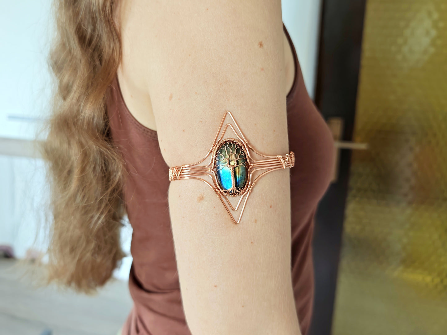 Tree arm ring with a labradorite gemstone
