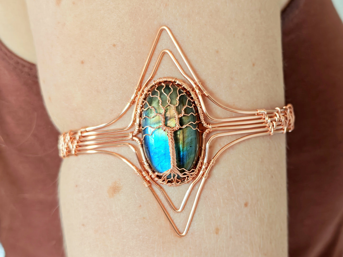 Tree arm ring with a labradorite gemstone