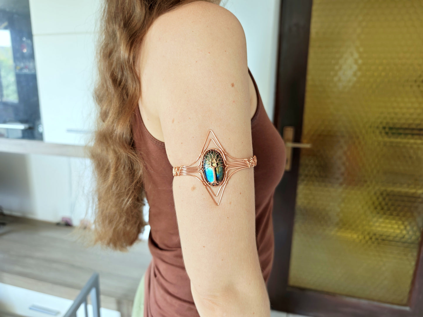 Tree arm ring with a labradorite gemstone