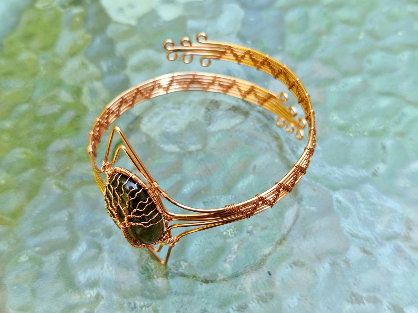 Tree arm ring with a labradorite gemstone