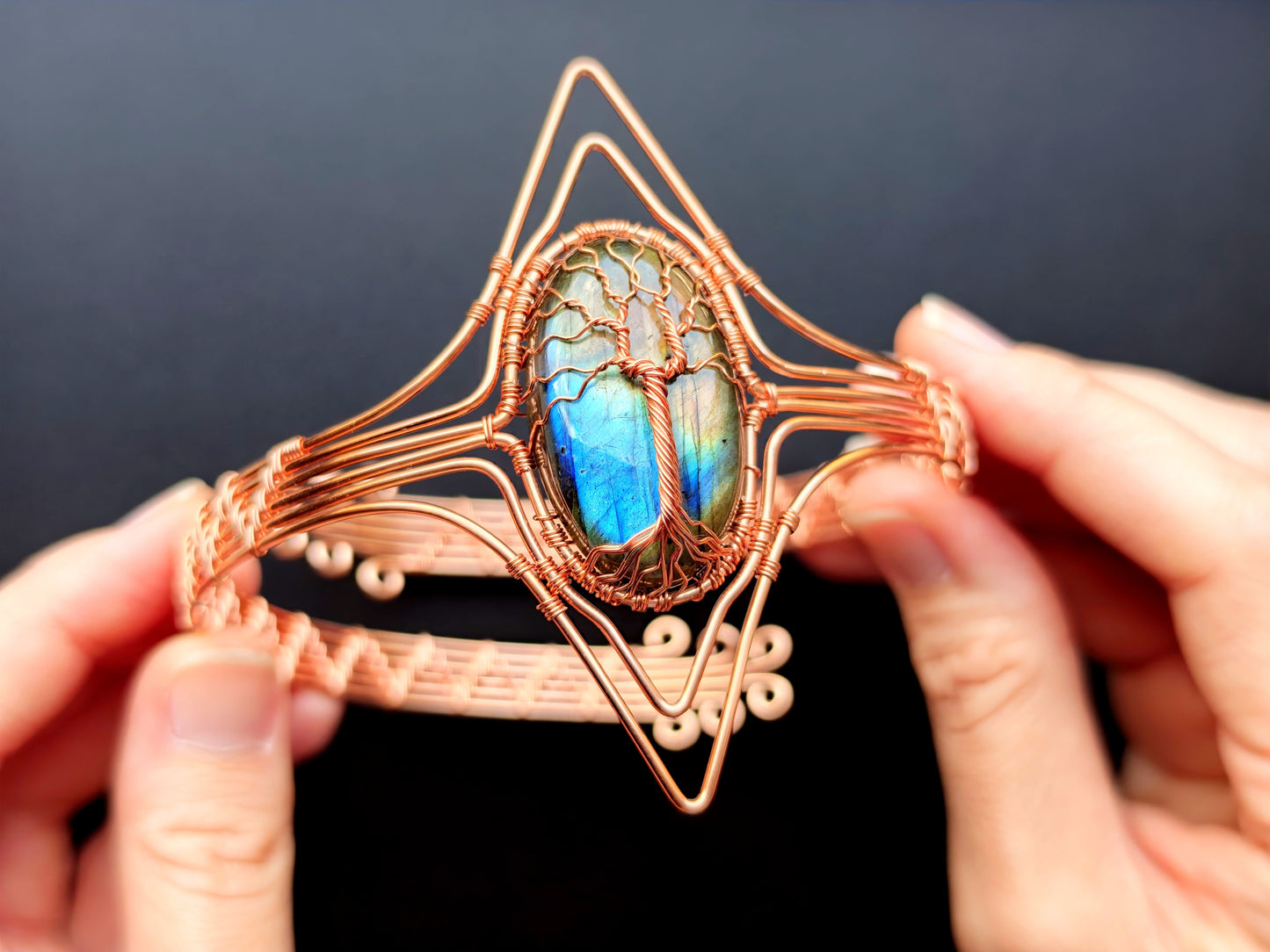 Tree arm ring with a labradorite gemstone