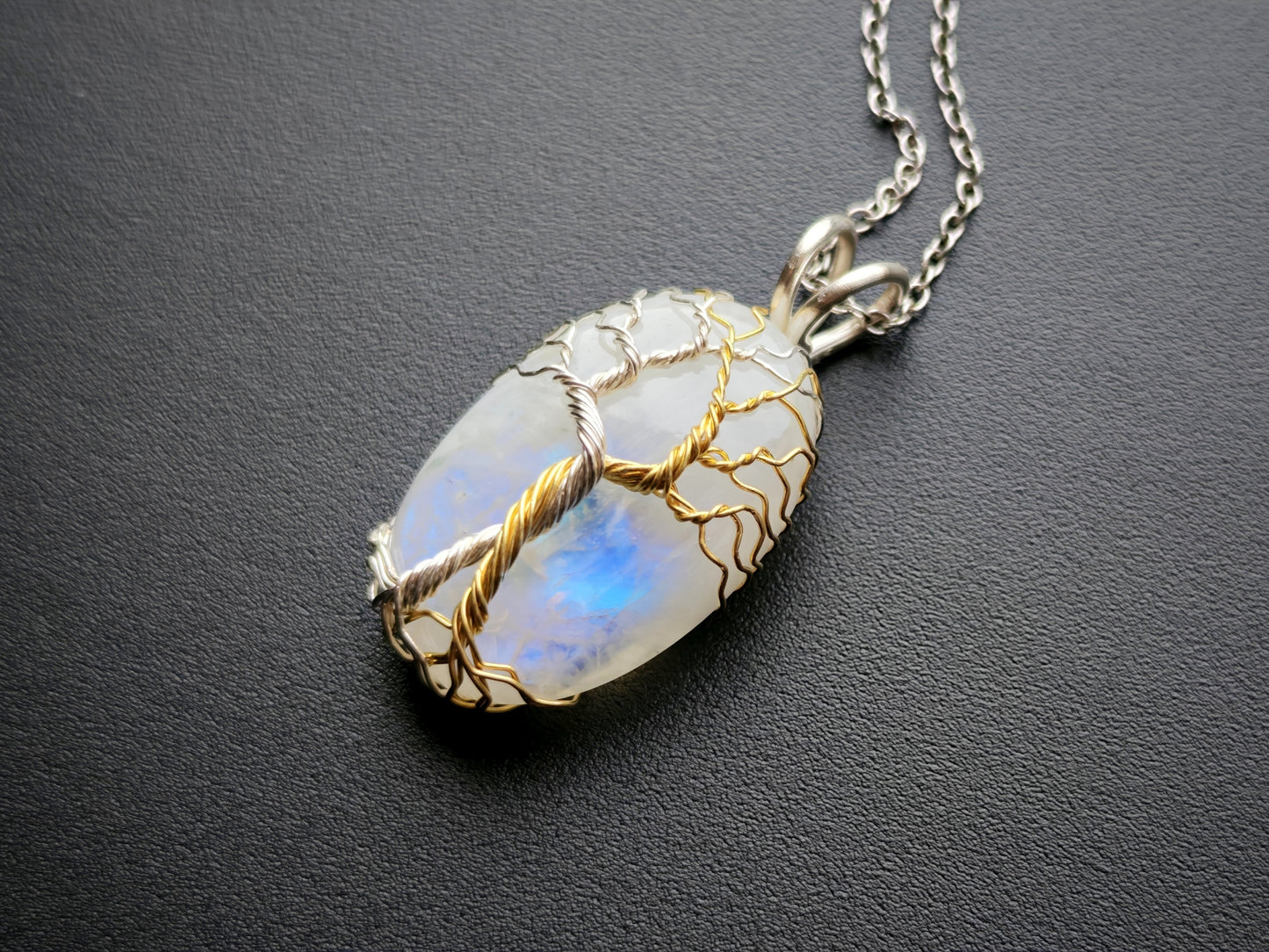 Fantasy inspired pendant: The Two Trees