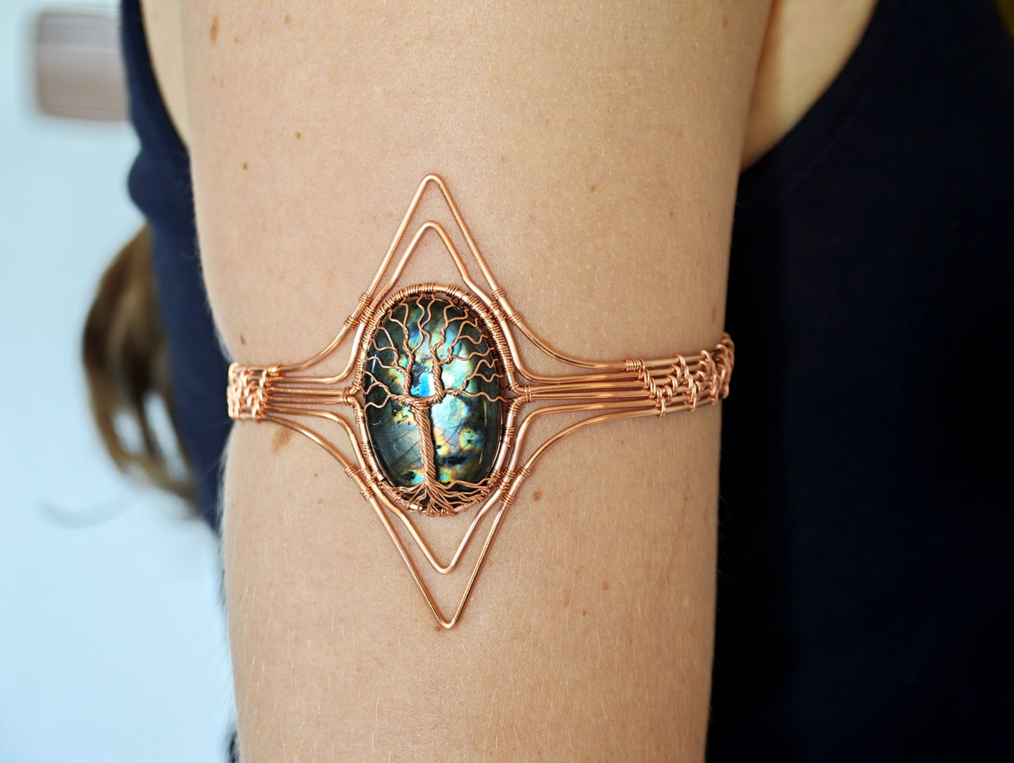 Tree arm ring with a labradorite gemstone