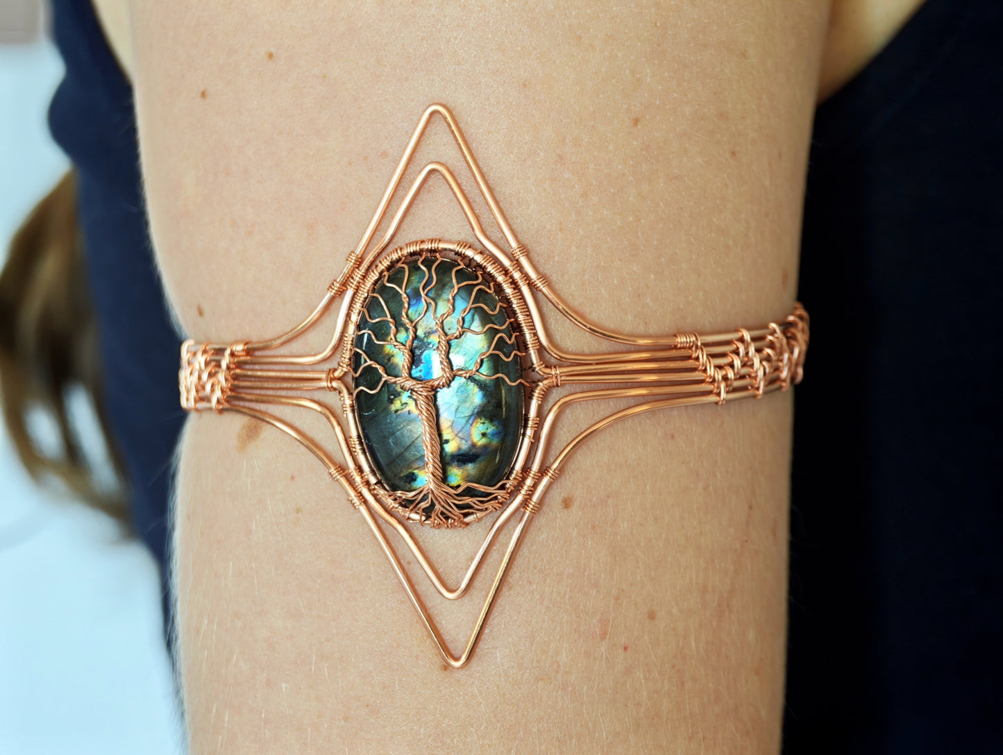 Tree arm ring with a labradorite gemstone