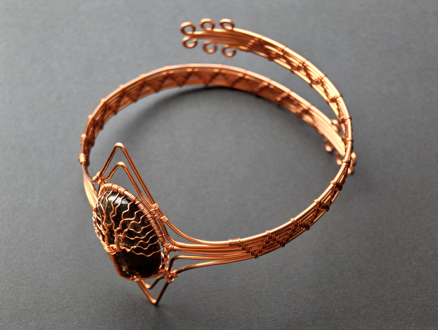 Tree arm ring with a labradorite gemstone