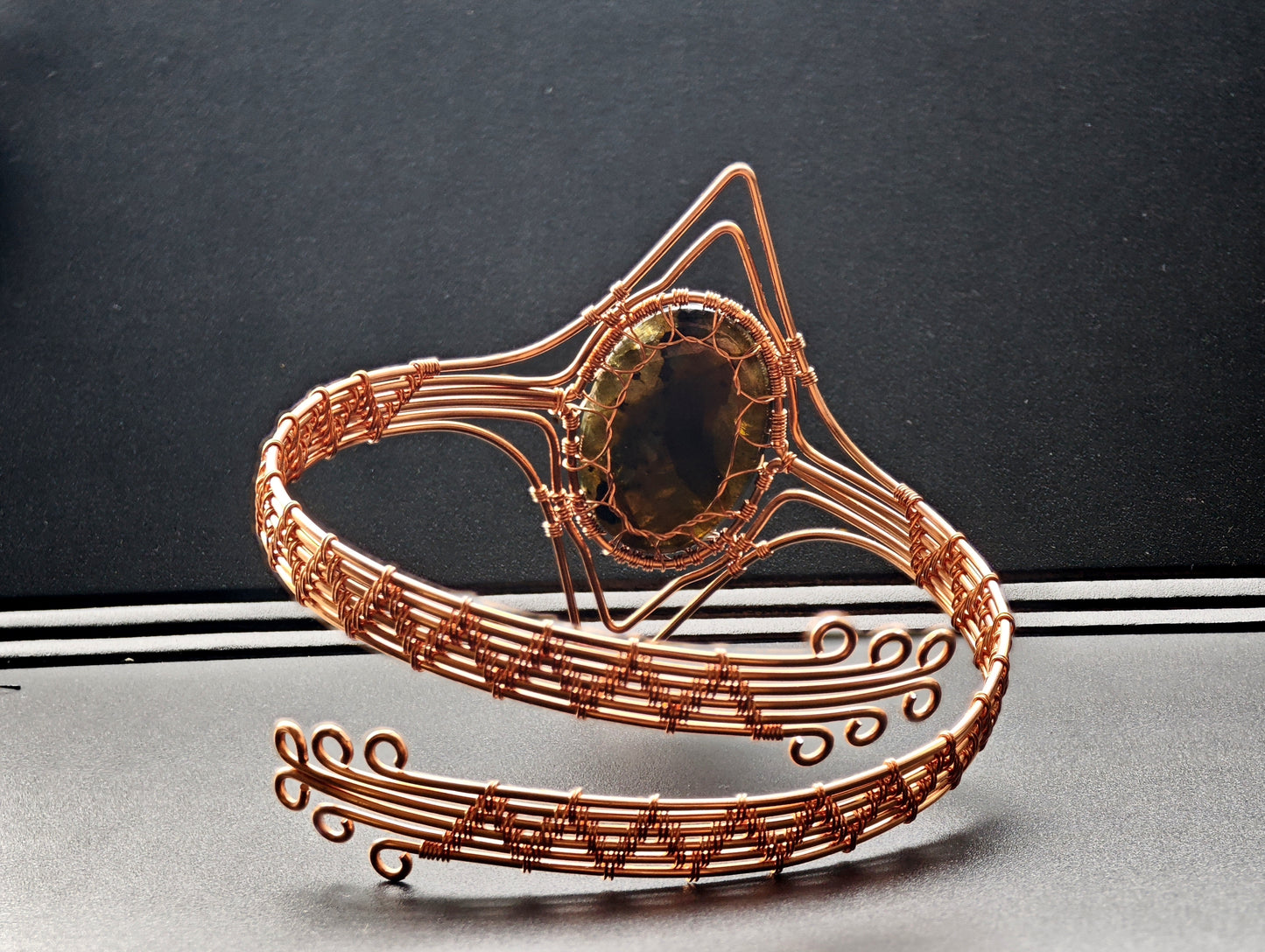 Tree arm ring with a labradorite gemstone