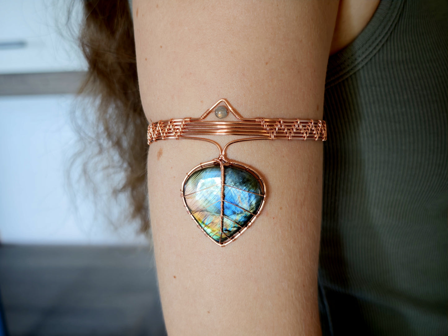 Leaf arm ring with a labradorite gemstone