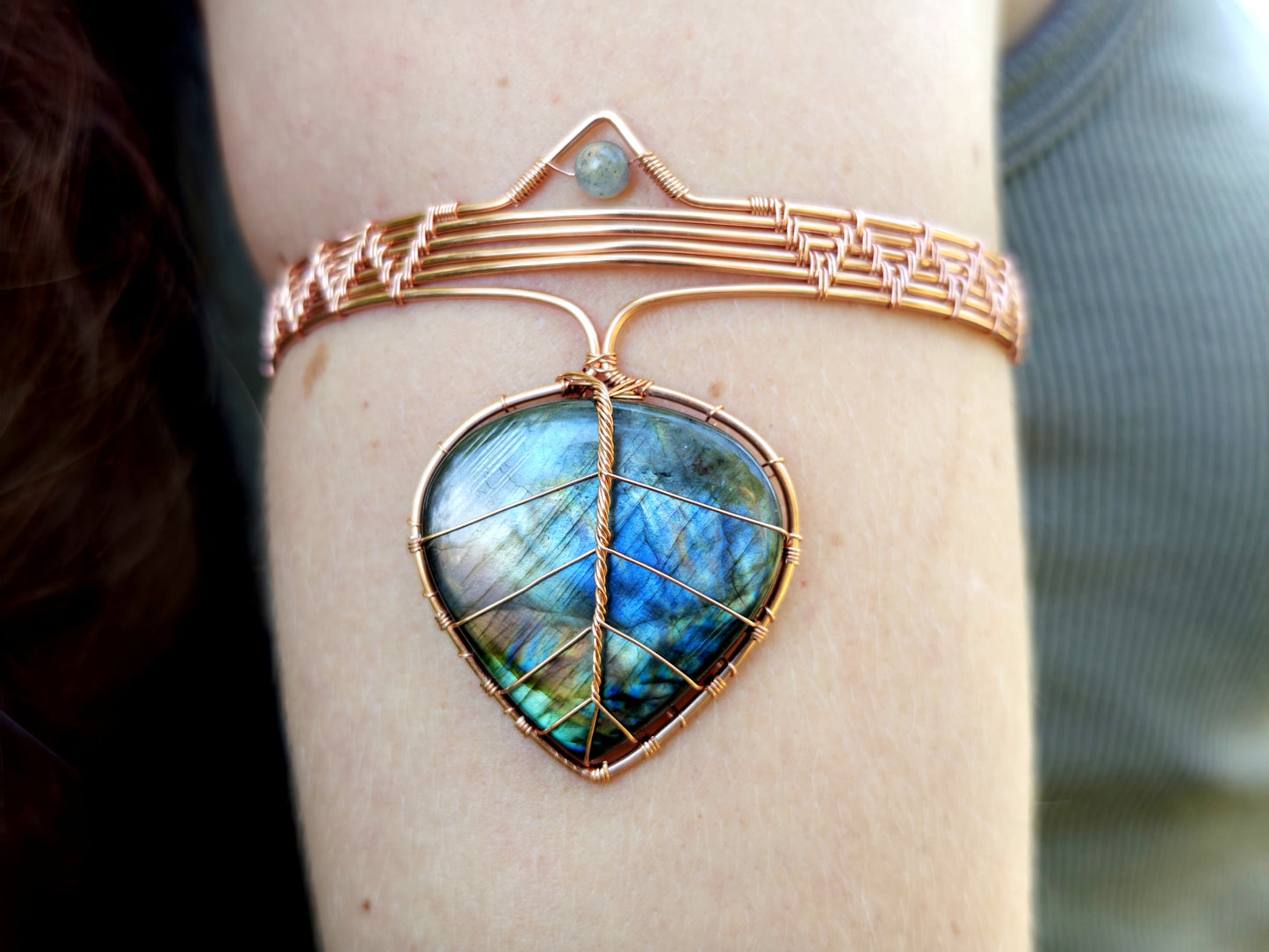 Leaf arm ring with a labradorite gemstone