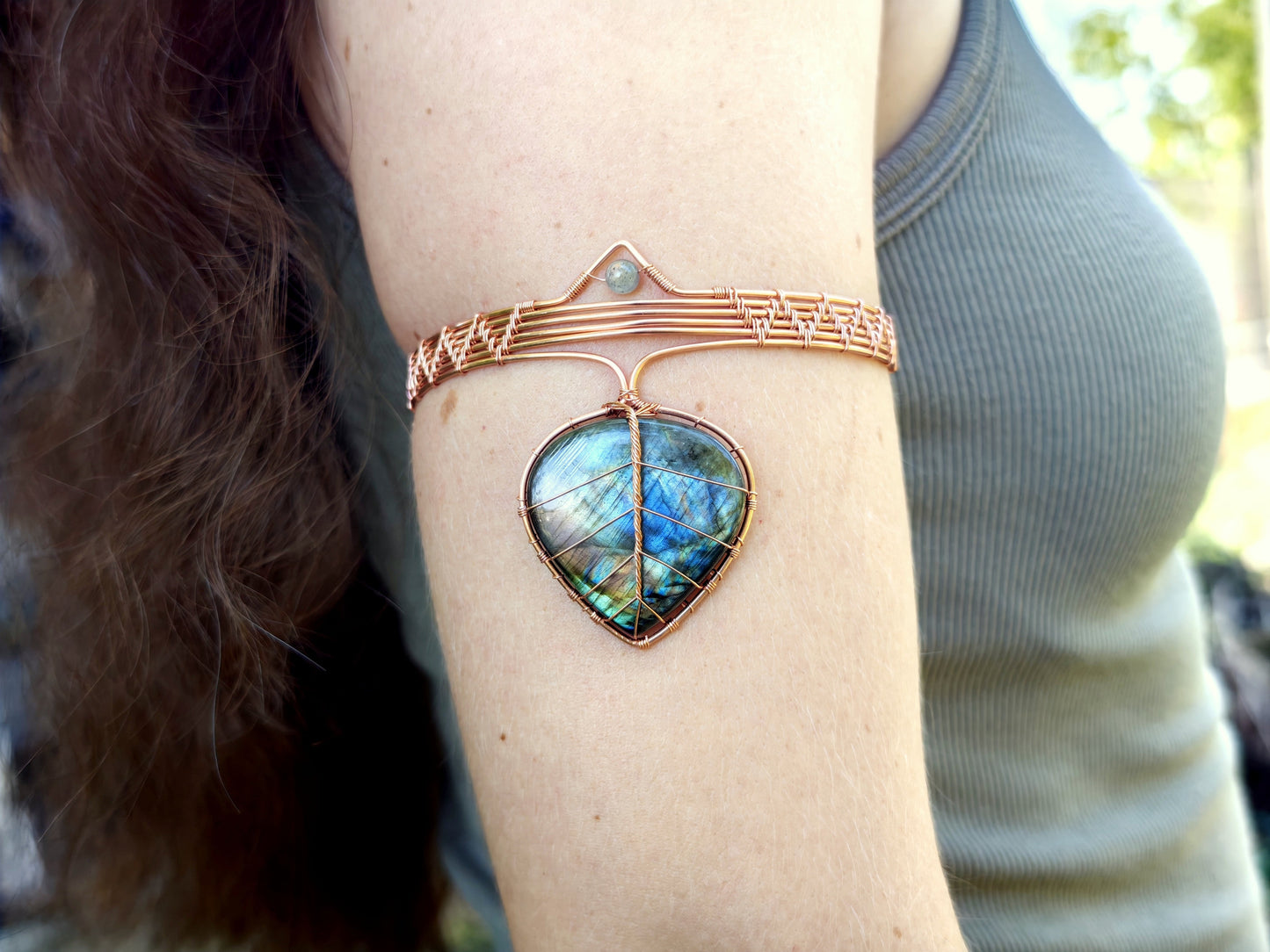 Leaf arm ring with a labradorite gemstone