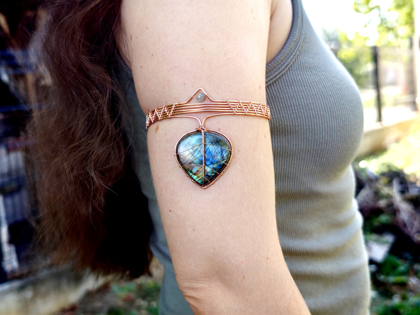 Leaf arm ring with a labradorite gemstone
