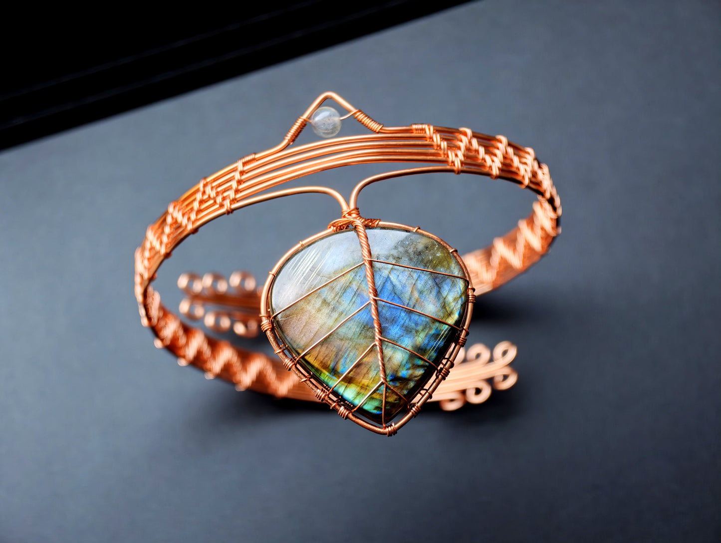 Leaf arm ring with a labradorite gemstone