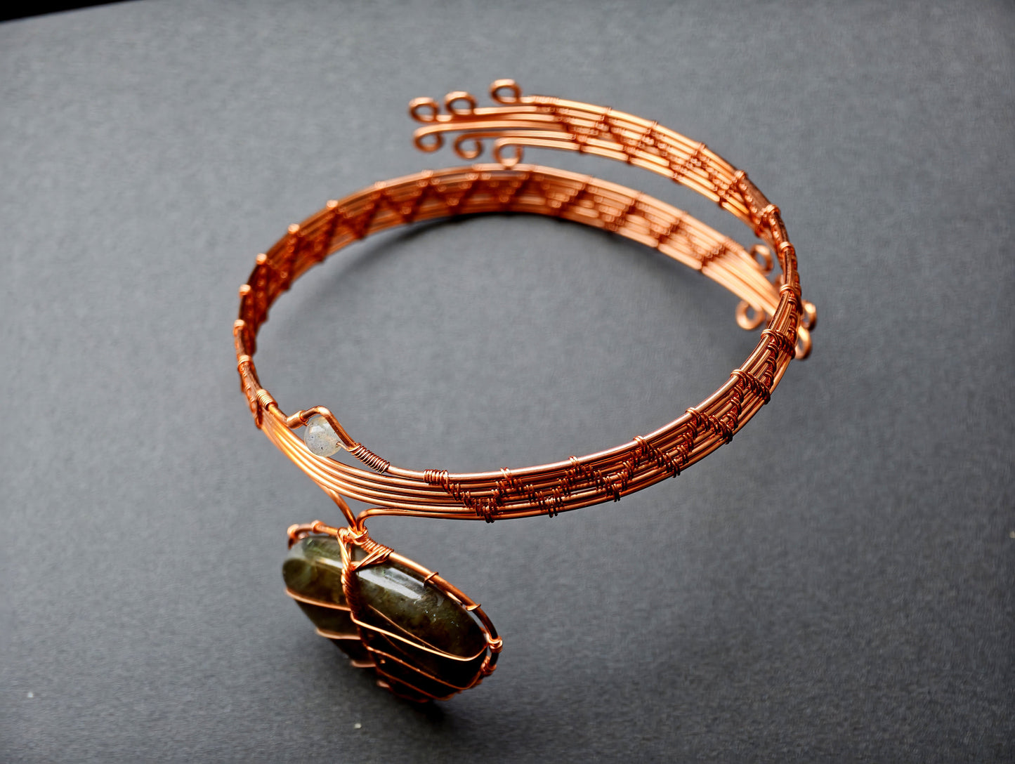 Leaf arm ring with a labradorite gemstone