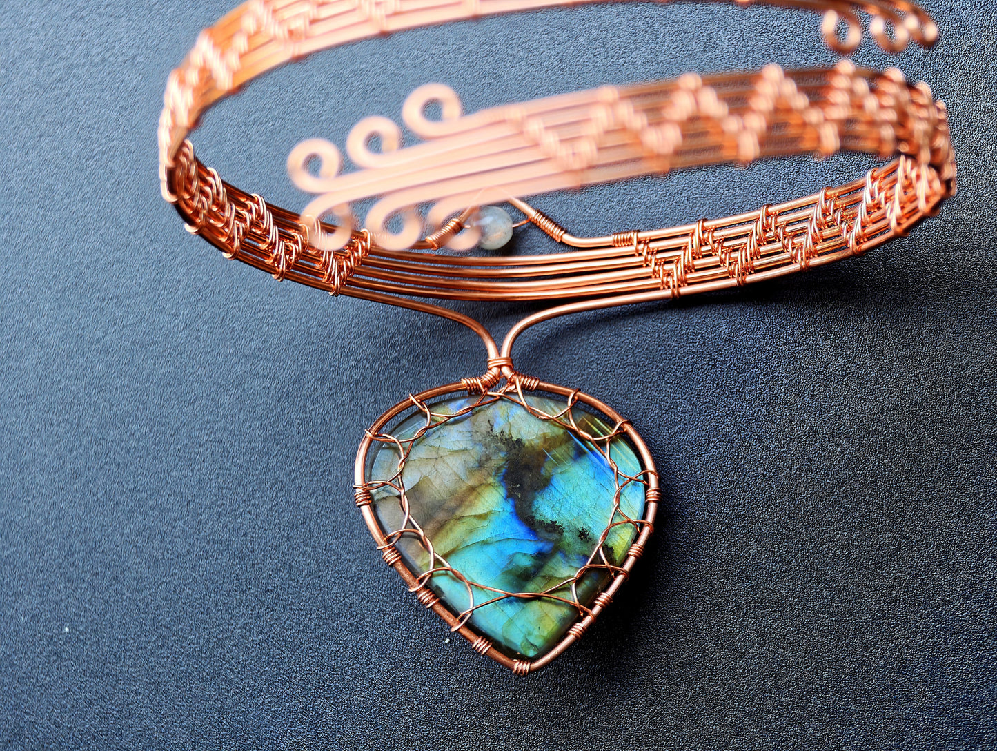 Leaf arm ring with a labradorite gemstone