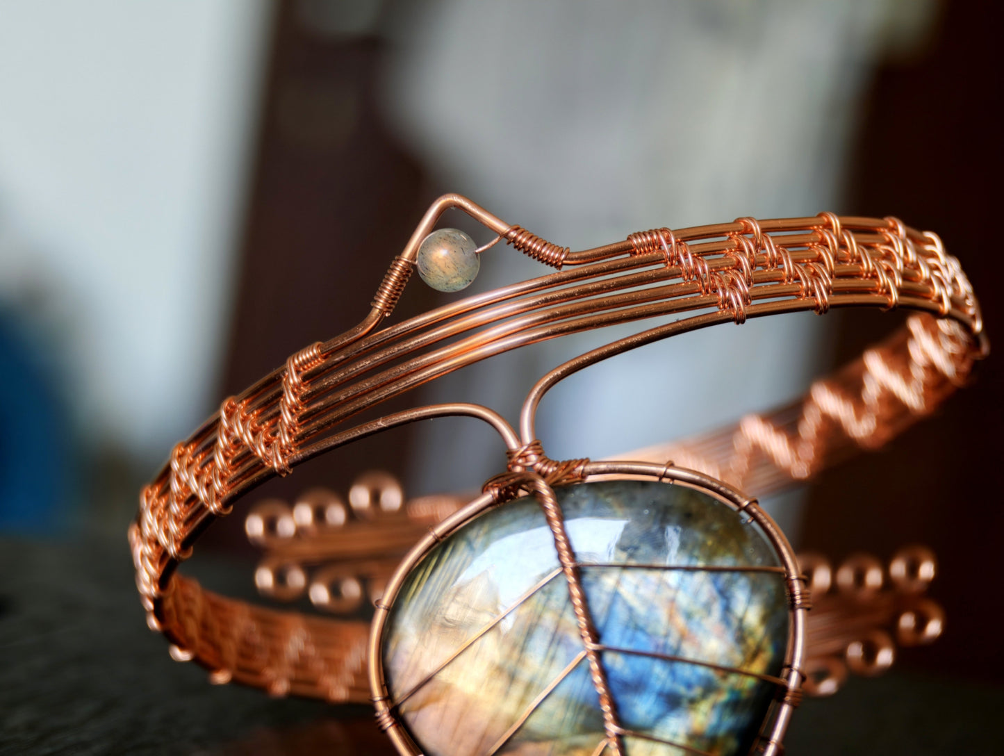 Leaf arm ring with a labradorite gemstone