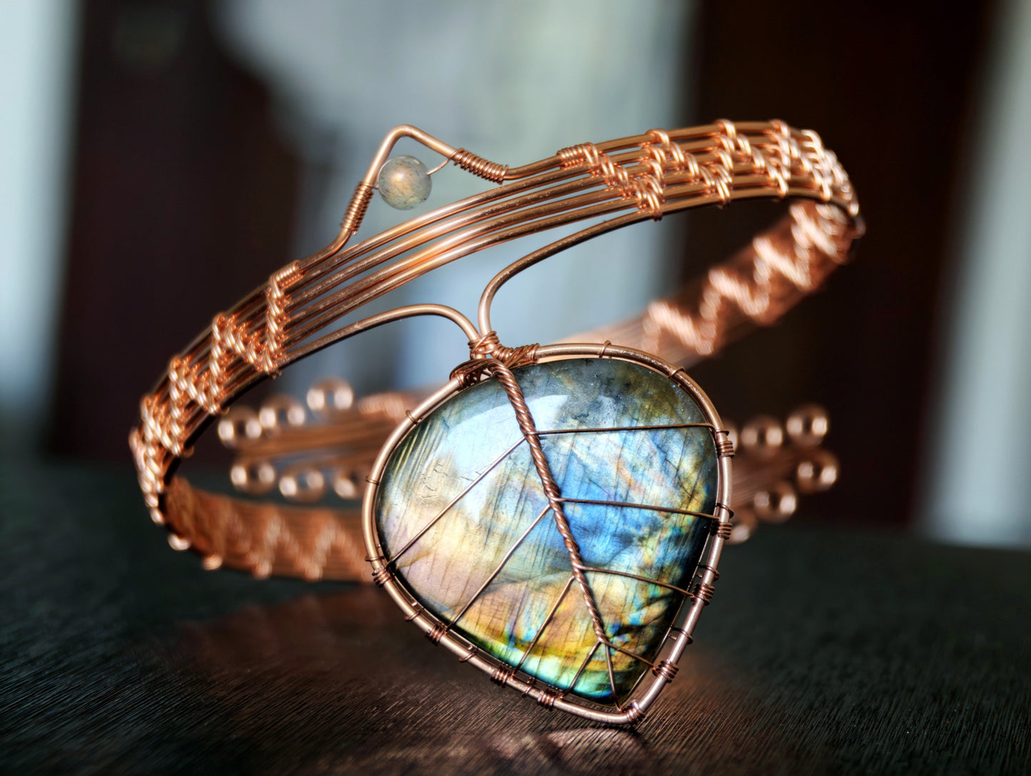 Leaf arm ring with a labradorite gemstone