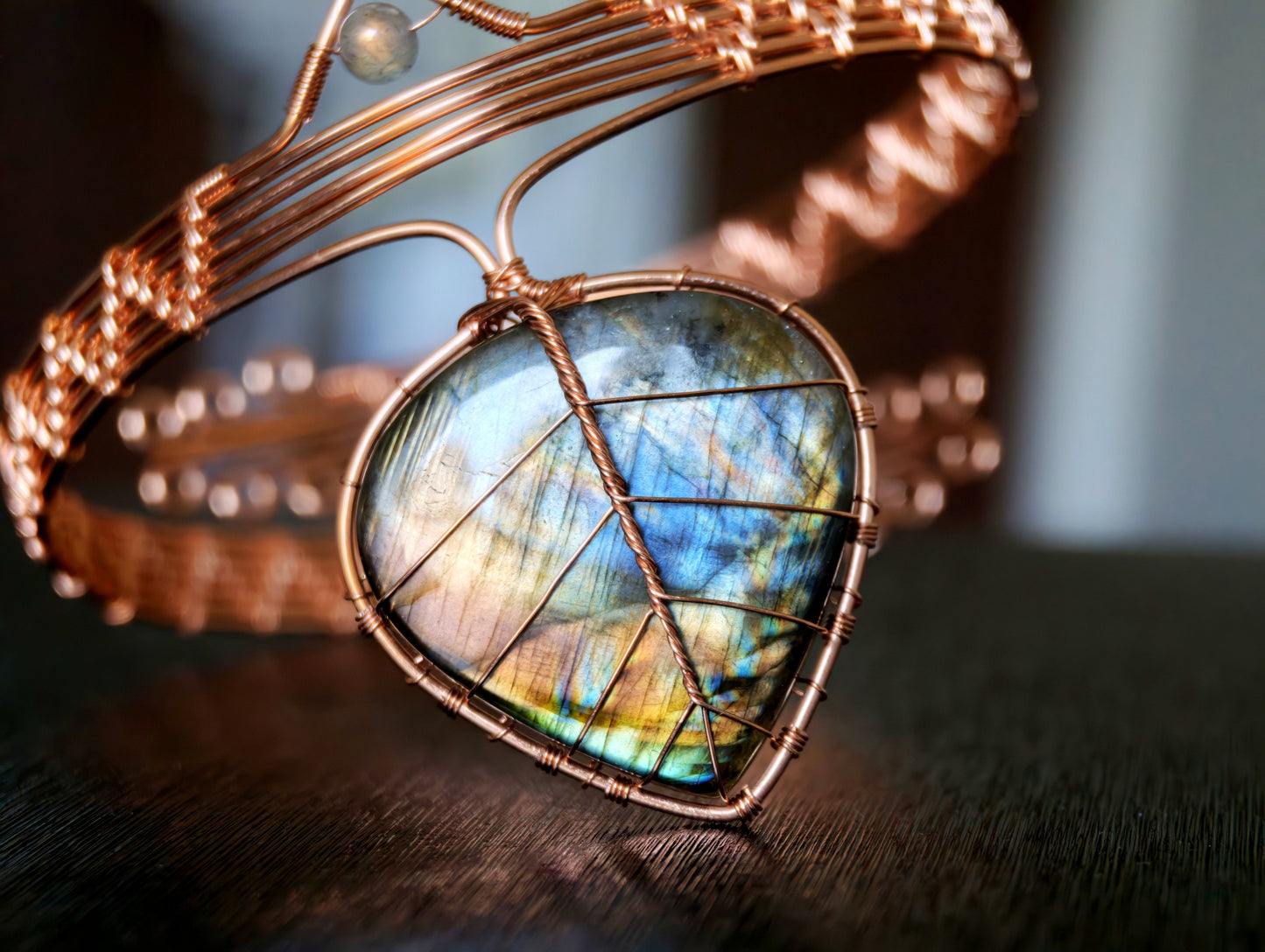 Leaf arm ring with a labradorite gemstone