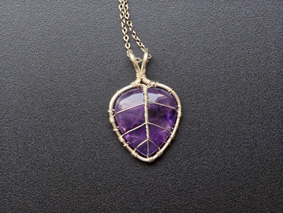 Leaf pendant with an amethyst gemstone