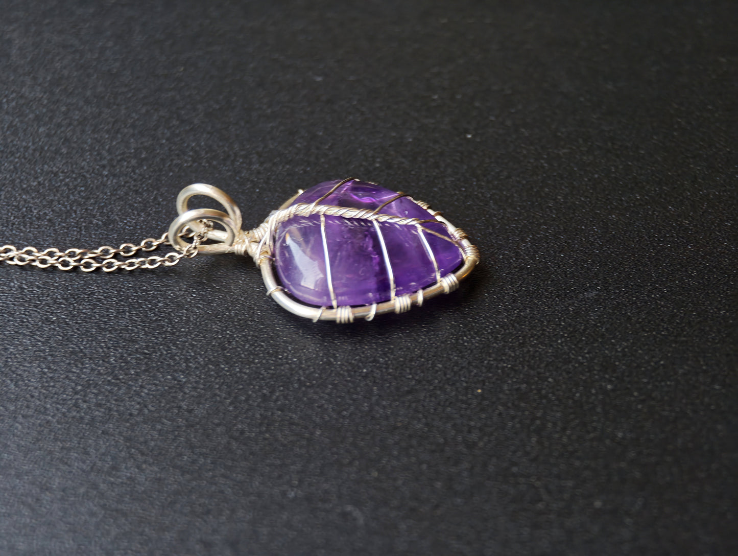 Leaf pendant with an amethyst gemstone