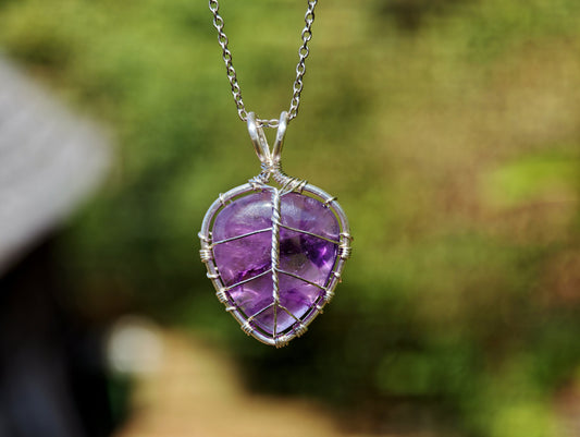 Leaf pendant with an amethyst gemstone