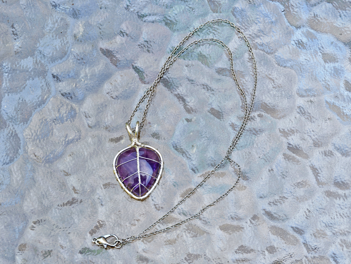Leaf pendant with an amethyst gemstone