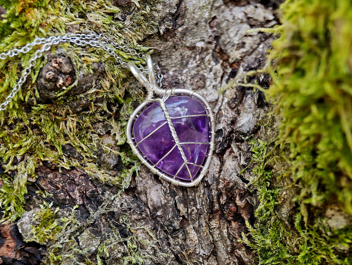 Leaf pendant with an amethyst gemstone