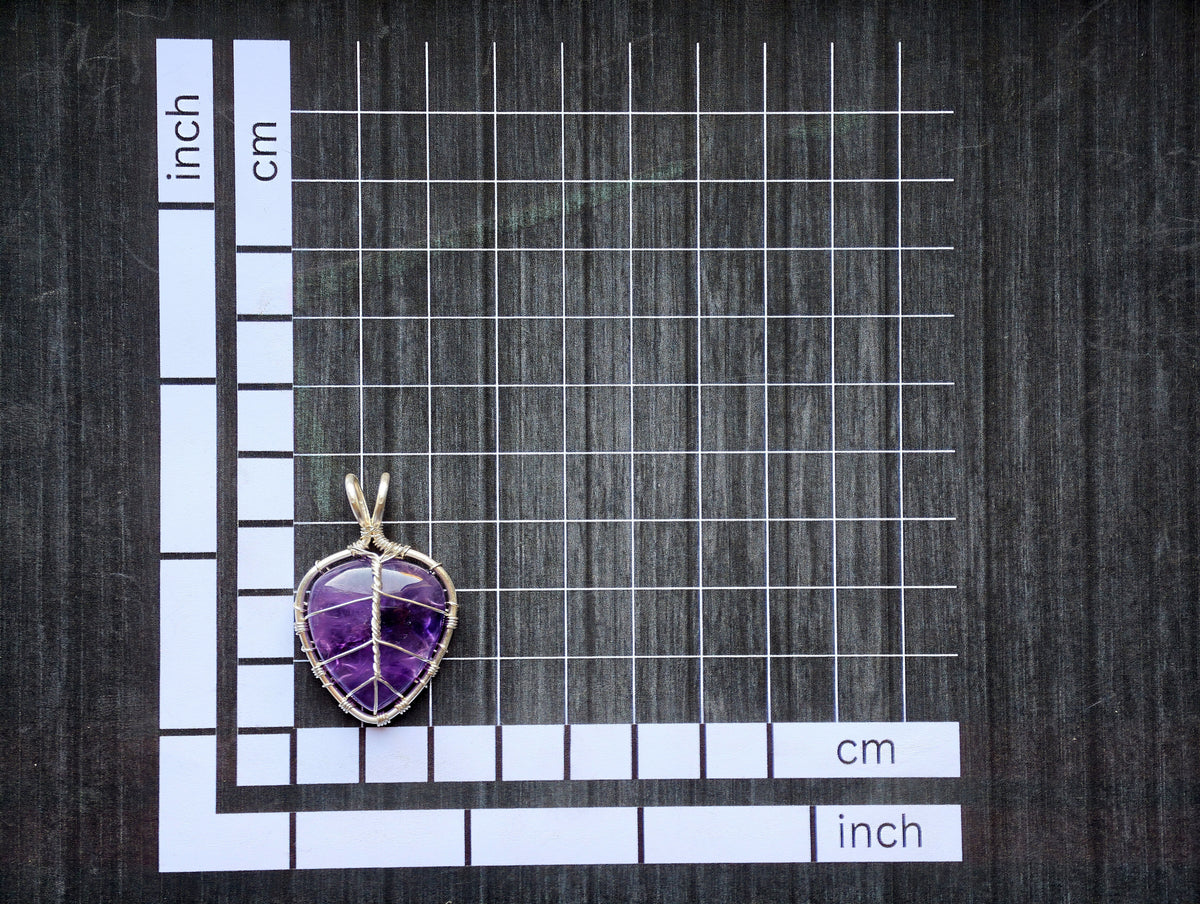 Leaf pendant with an amethyst gemstone