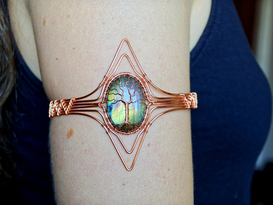 Tree arm ring with a labradorite gemstone