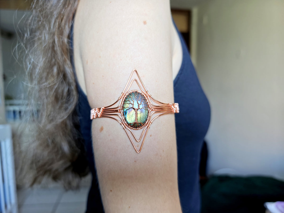 Tree arm ring with a labradorite gemstone