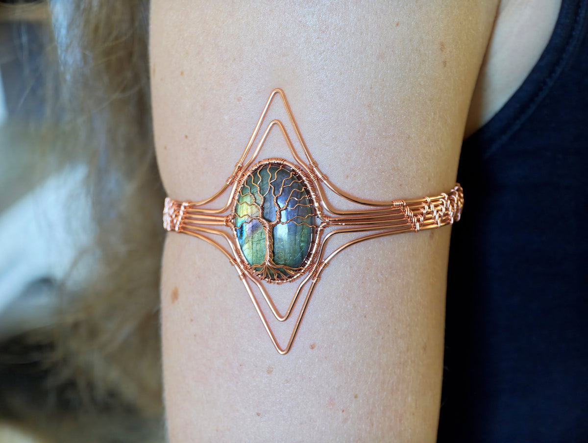 Tree arm ring with a labradorite gemstone