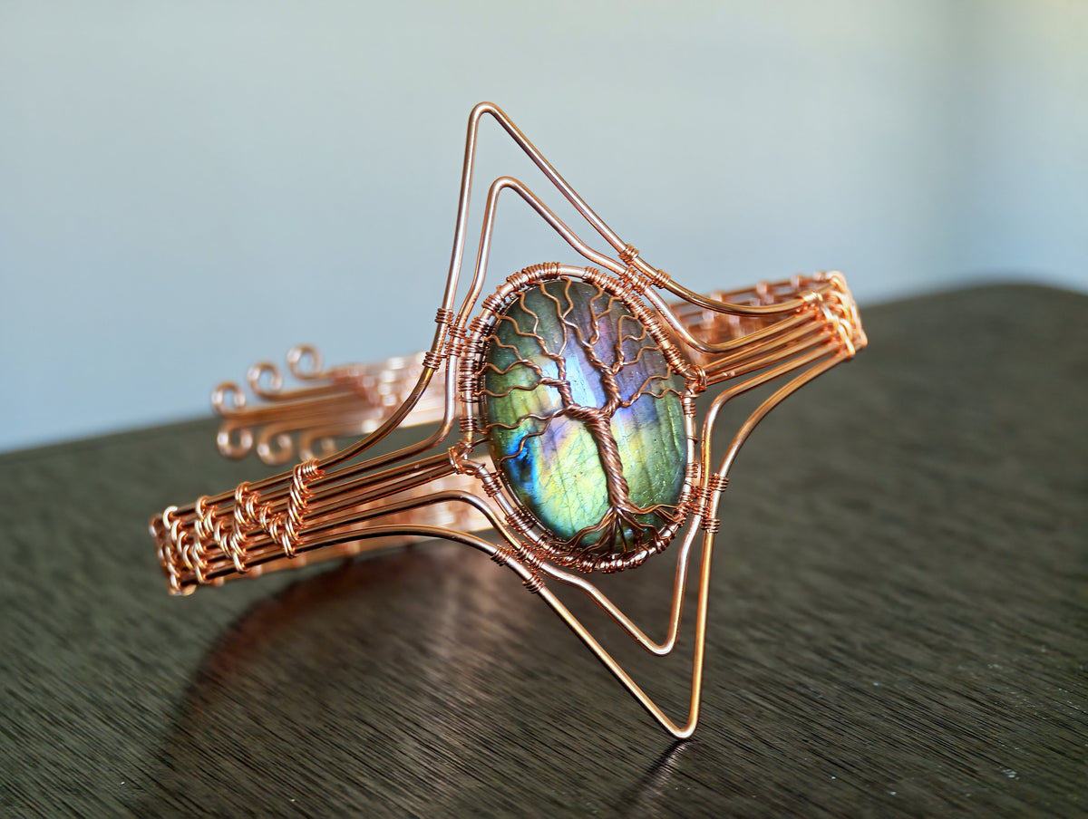 Tree arm ring with a labradorite gemstone