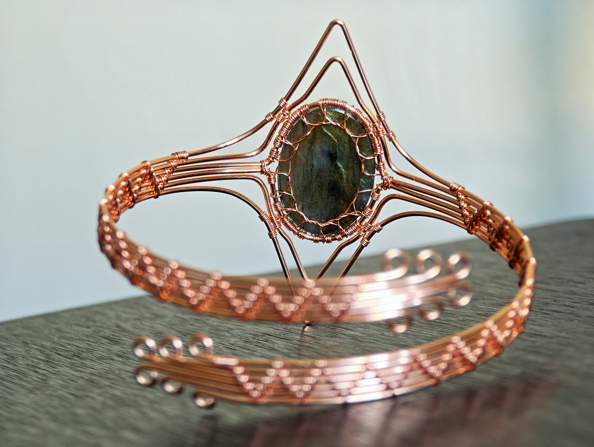 Tree arm ring with a labradorite gemstone
