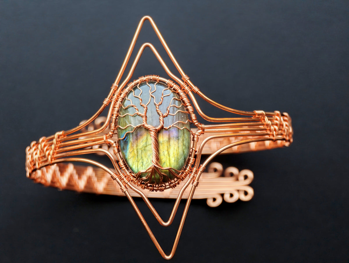 Tree arm ring with a labradorite gemstone