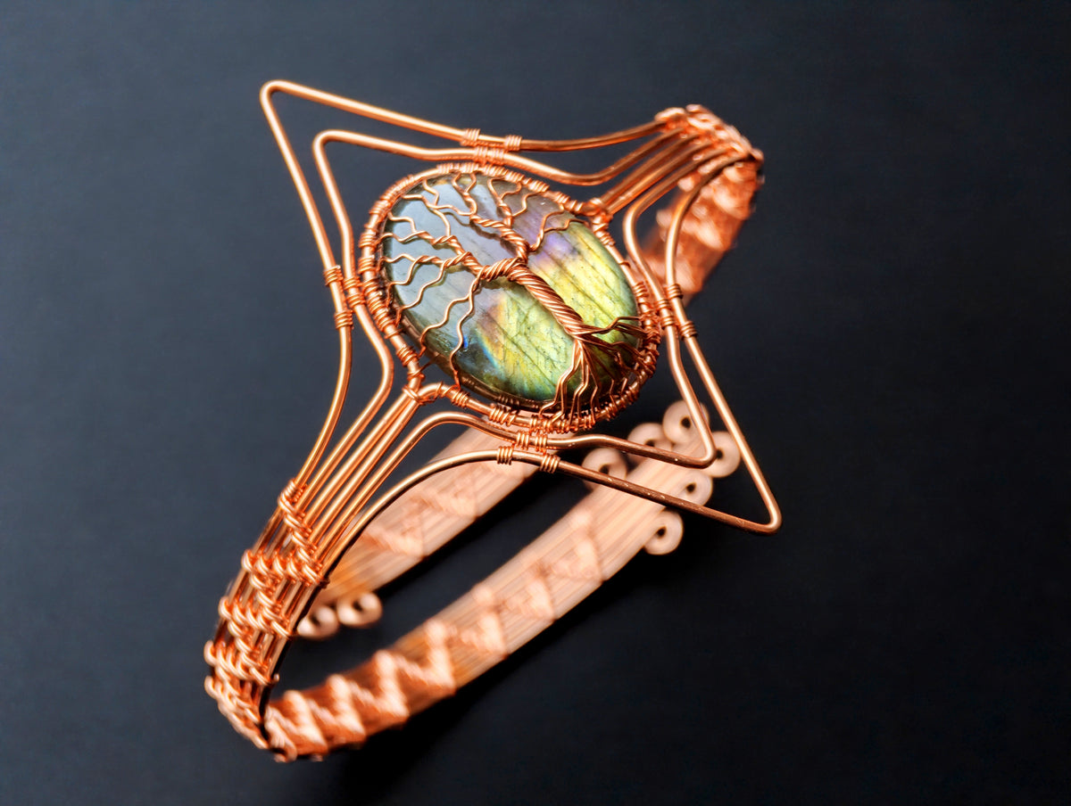 Tree arm ring with a labradorite gemstone