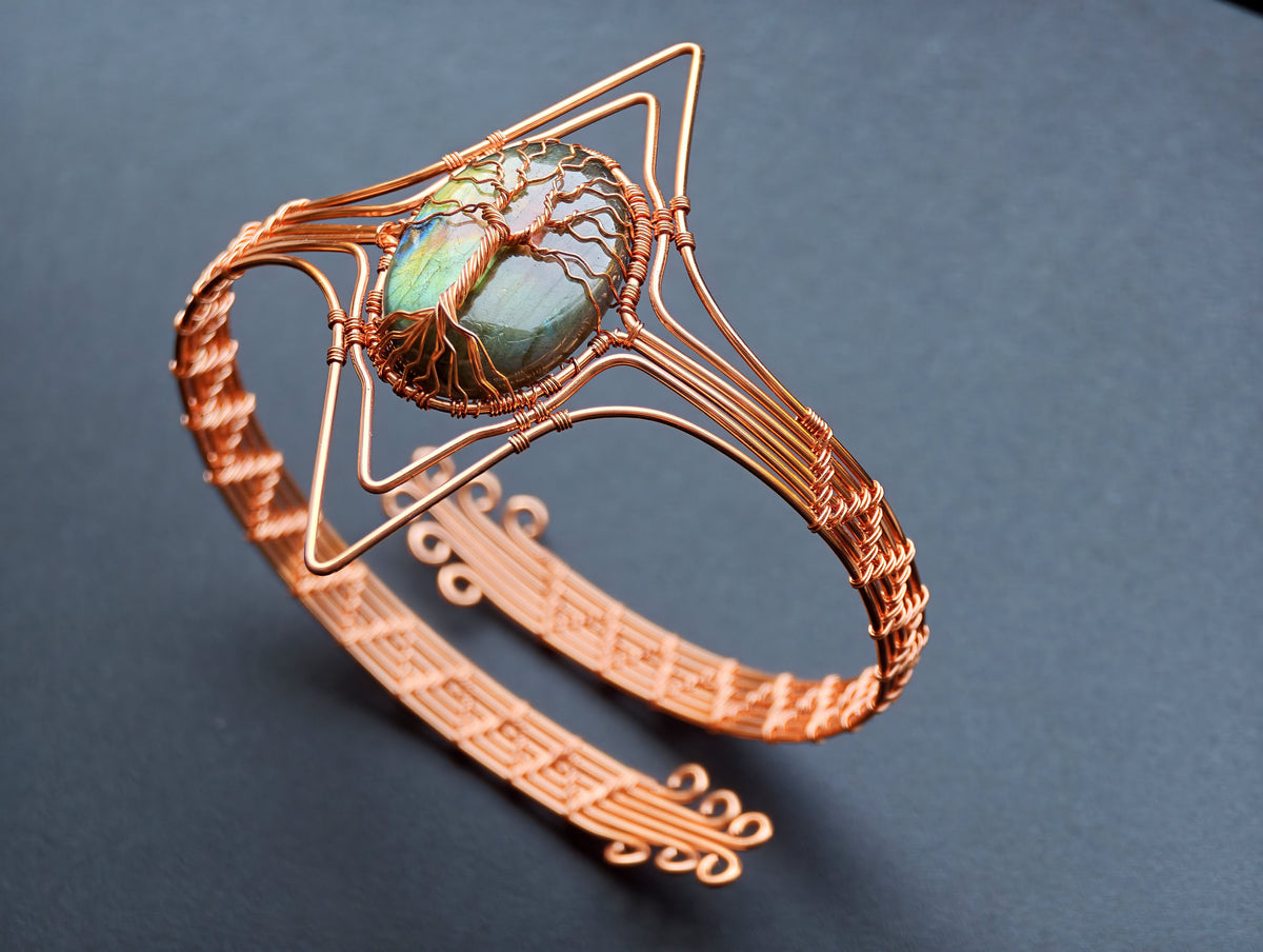 Tree arm ring with a labradorite gemstone