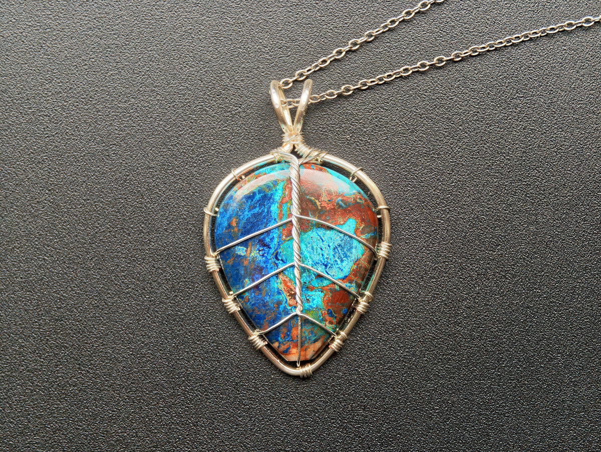 Leaf pendant with a shattuckite gemstone