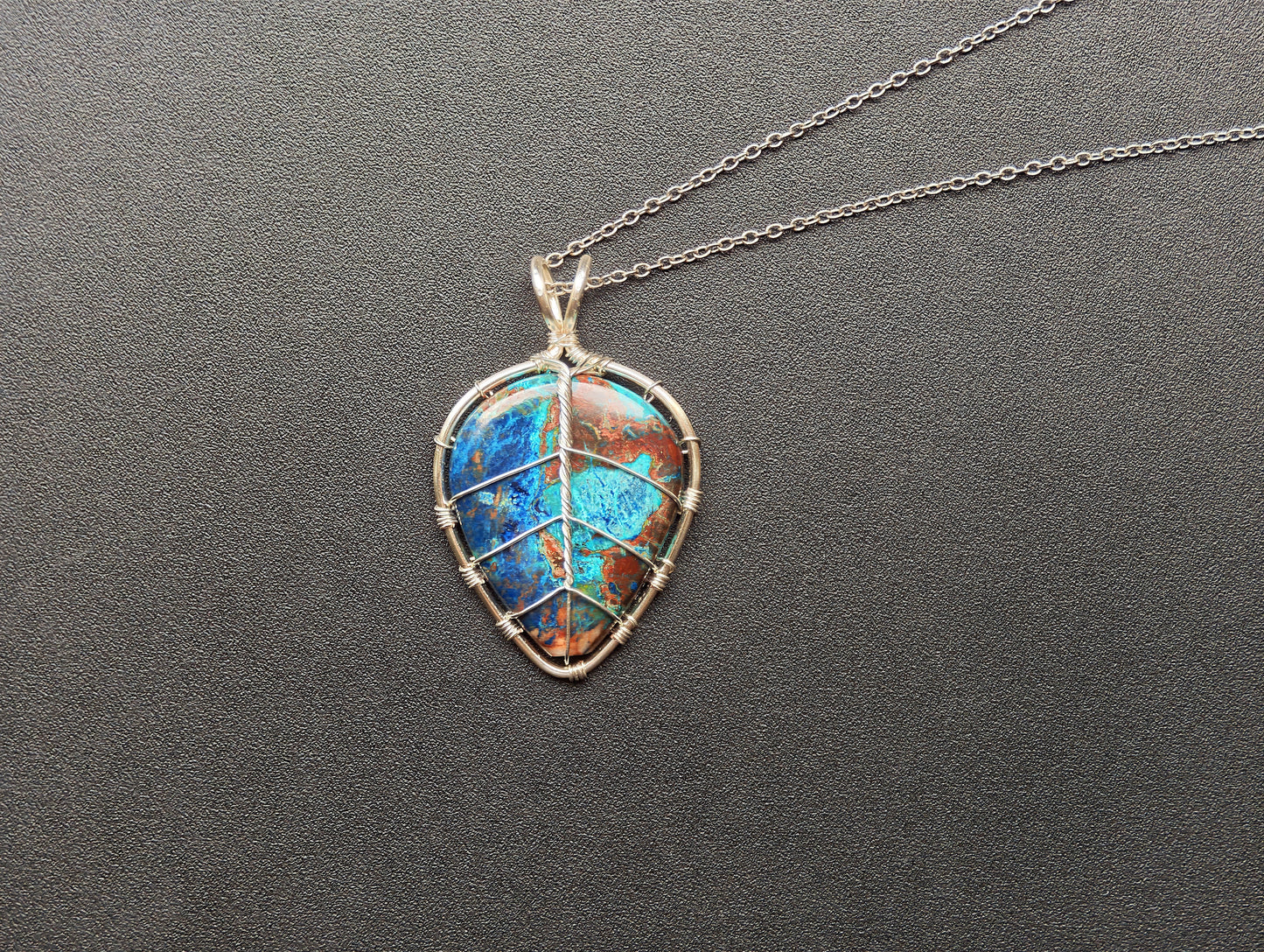 Leaf pendant with a shattuckite gemstone